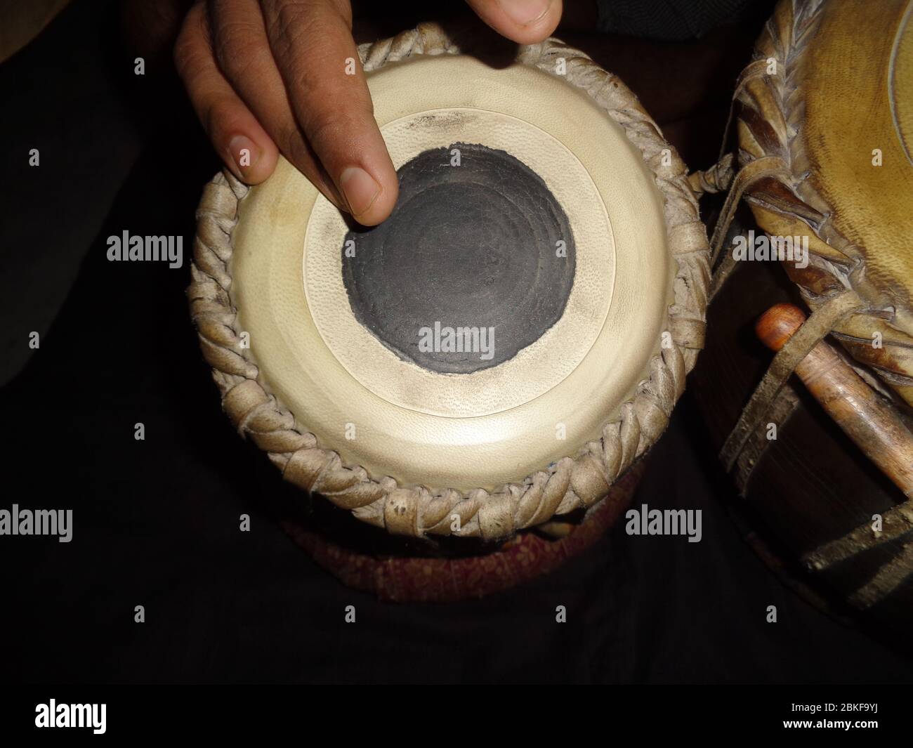 Batterie classique indienne - tabla - en cours de jeu, avec le flou de mouvement Banque D'Images