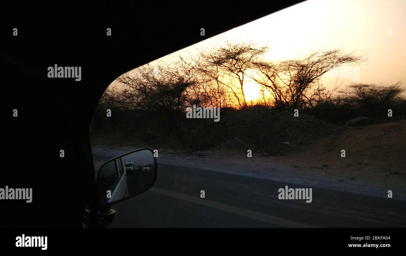 magnifique coucher de soleil, vue sur le lever du soleil depuis la fenêtre de la voiture Banque D'Images