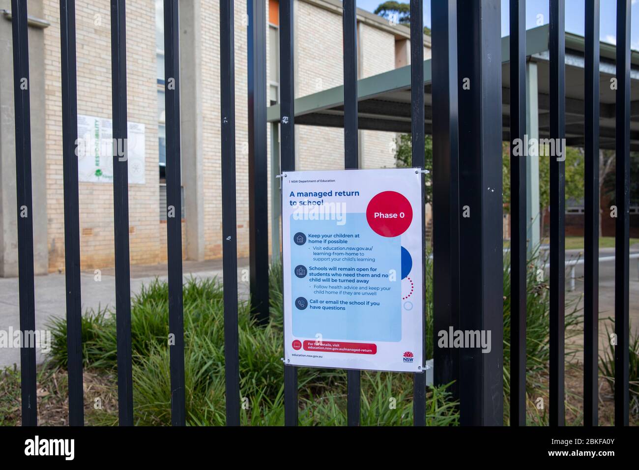 Les écoles de Sydney postent les avis COVID 19 aux portes de l'école concernant le retour progressif à l'école pour les enfants à partir du 11 mai 2020 Banque D'Images