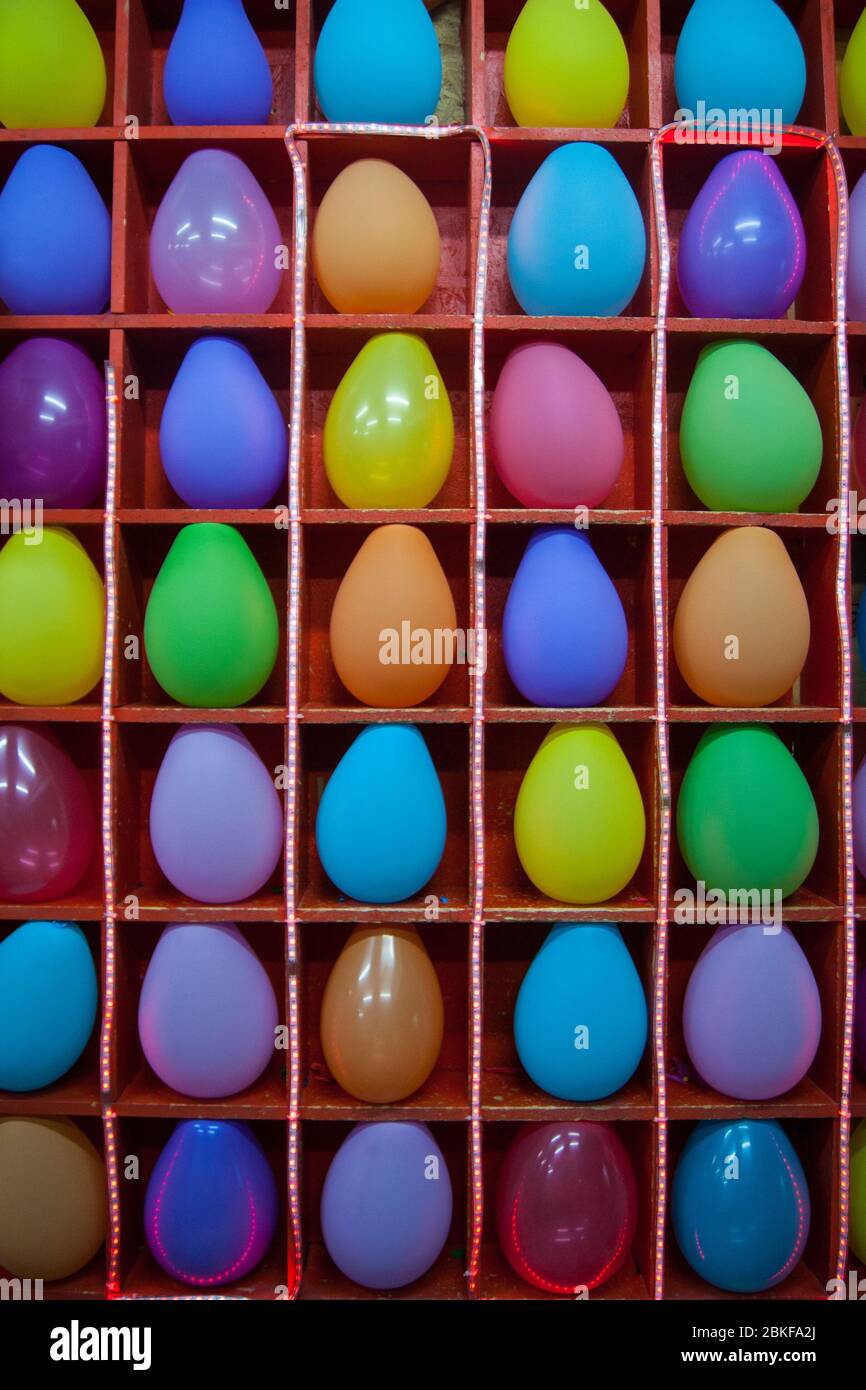 Ballons colorés dans des cellules pour jouer aux fléchettes. Divertissement pour les enfants et les adultes, un passe-temps. Banque D'Images