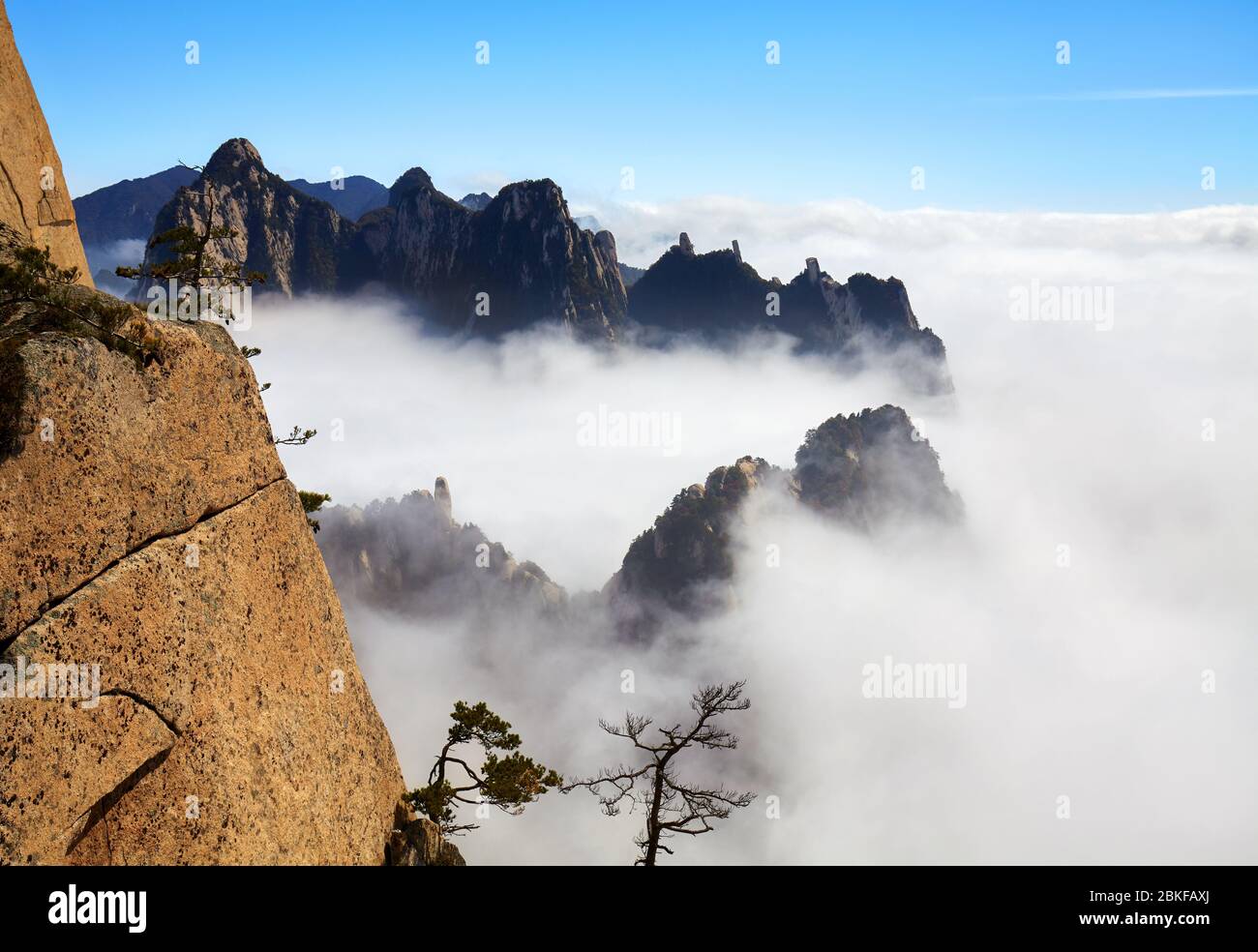 Parc national de Huashan paysage de montagne dans les nuages, Chine. Banque D'Images