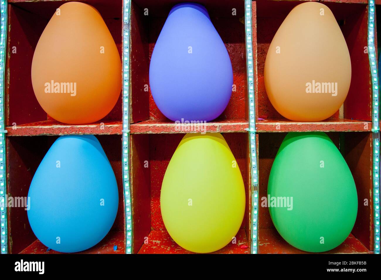 Ballons colorés dans des cellules pour jouer aux fléchettes. Divertissement pour les enfants et les adultes, un passe-temps. Banque D'Images