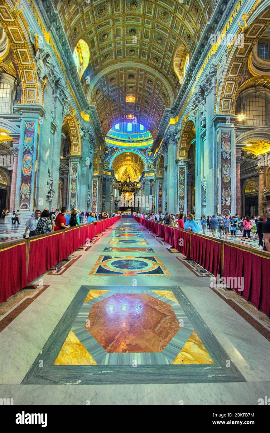 Intérieur de la basilique Saint-Pierre, sanctuaires catholiques, tombeau de Saint-Pierre, splendide église, St. Cathédrale de Pierre à Rome, vatican, italie, Banque D'Images