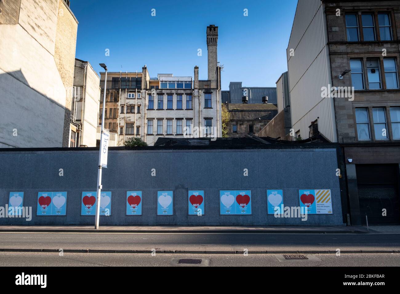 Affiches NHS Heart le long de Broomielaw, Glasgow. Banque D'Images