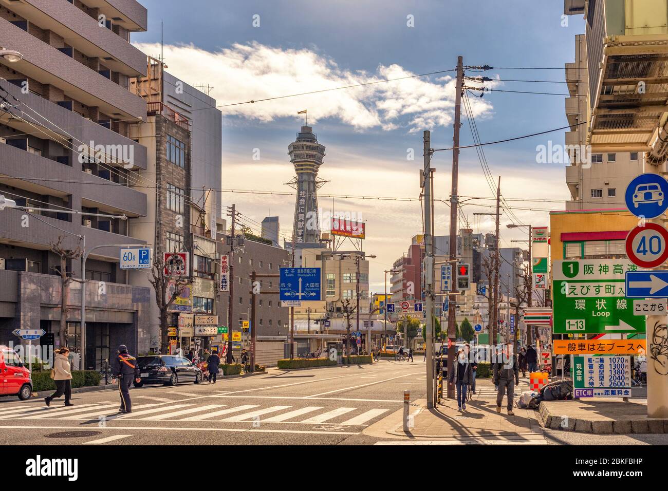 Osaka / Japon - 28 décembre 2017 : la tour Tsutenkaku, célèbre monument d'Osaka, a ouvert ses portes en 1956, et le quartier coloré de Shinsekai, à Osak Banque D'Images