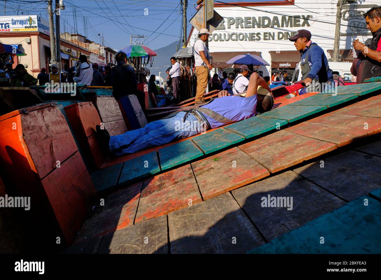 Porter se reposant sur un brouille de bois dans les rues du marché de San Cristobal de las Casas. Banque D'Images