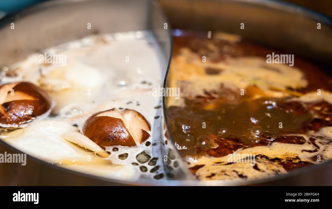 Option combinée Pot pour base de bouillon spécialement conçue pour avoir deux saveurs épicées et champignons de soupes chaudes Banque D'Images