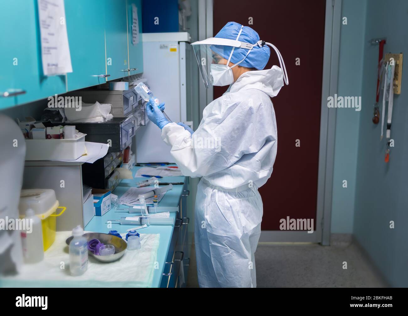 Professionnel médical de première ligne Covid-19 occupé avec le traitement des patients. Banque D'Images