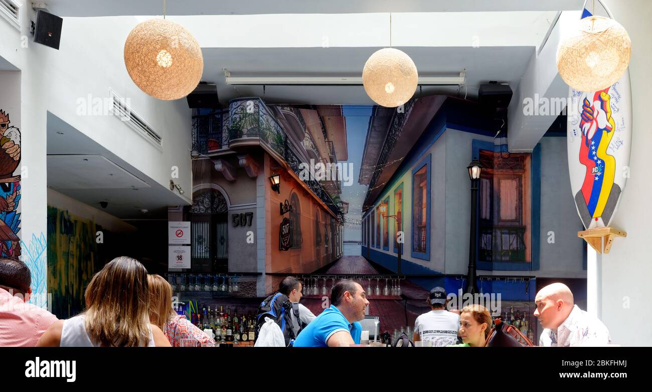 L'intérieur et la peinture murale d'un bar à boissons dans la vieille ville de Panama City, panama, amérique centrale Banque D'Images