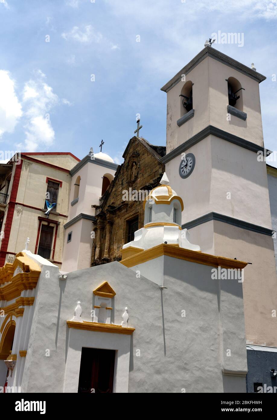 La façade en stuc blanc et le clocher de l'Iglesia de la Merced dans la vieille ville de Panama, Panama Banque D'Images