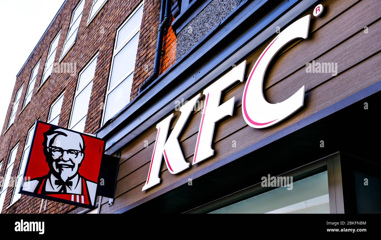 Kentucky Fried Chicken KFC Shop Front et logo, a demandé au gouvernement de suspendre les paiements de TVA et les taux d'affaires pendant la pandémie de coronavirus Banque D'Images