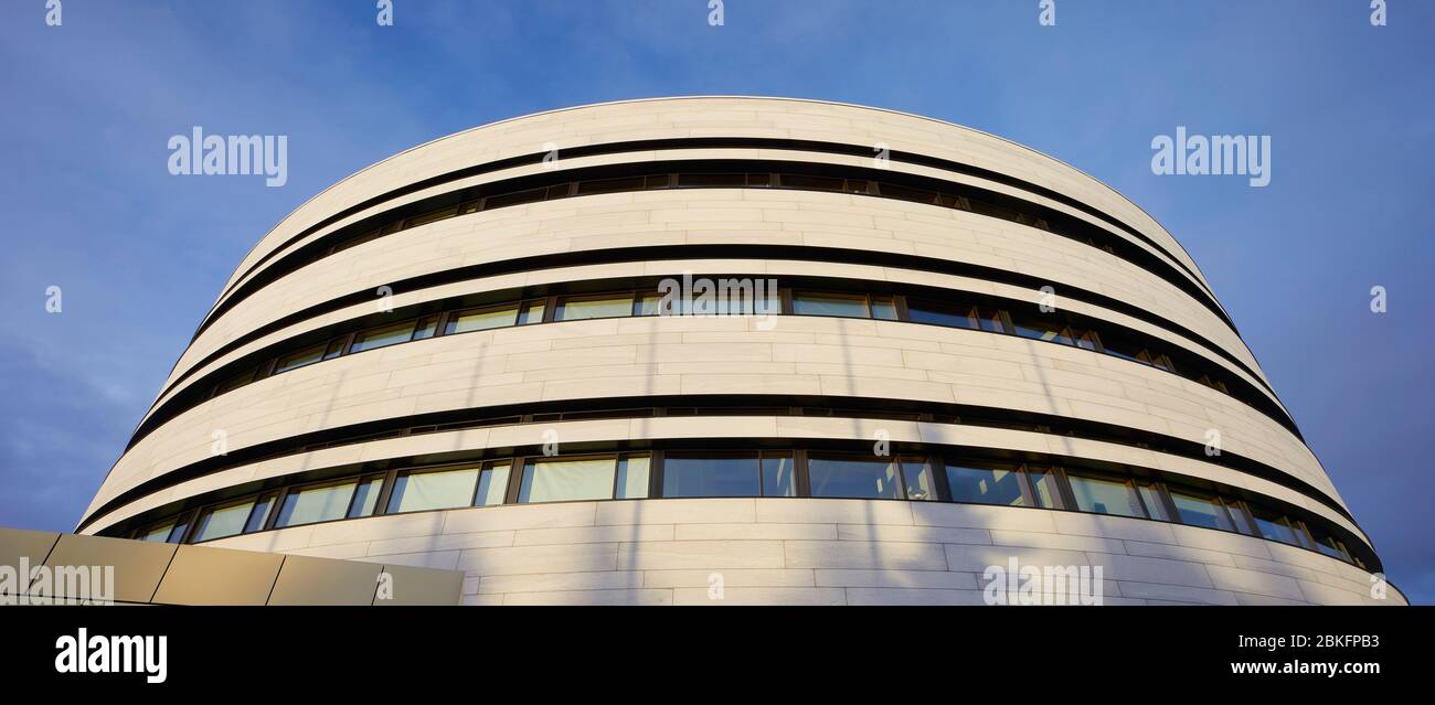 Façade extérieure vue de dessous. Kristalen Kiruna, Kiruna, Suède. Architecte: Henning Larsen, 2018. Banque D'Images