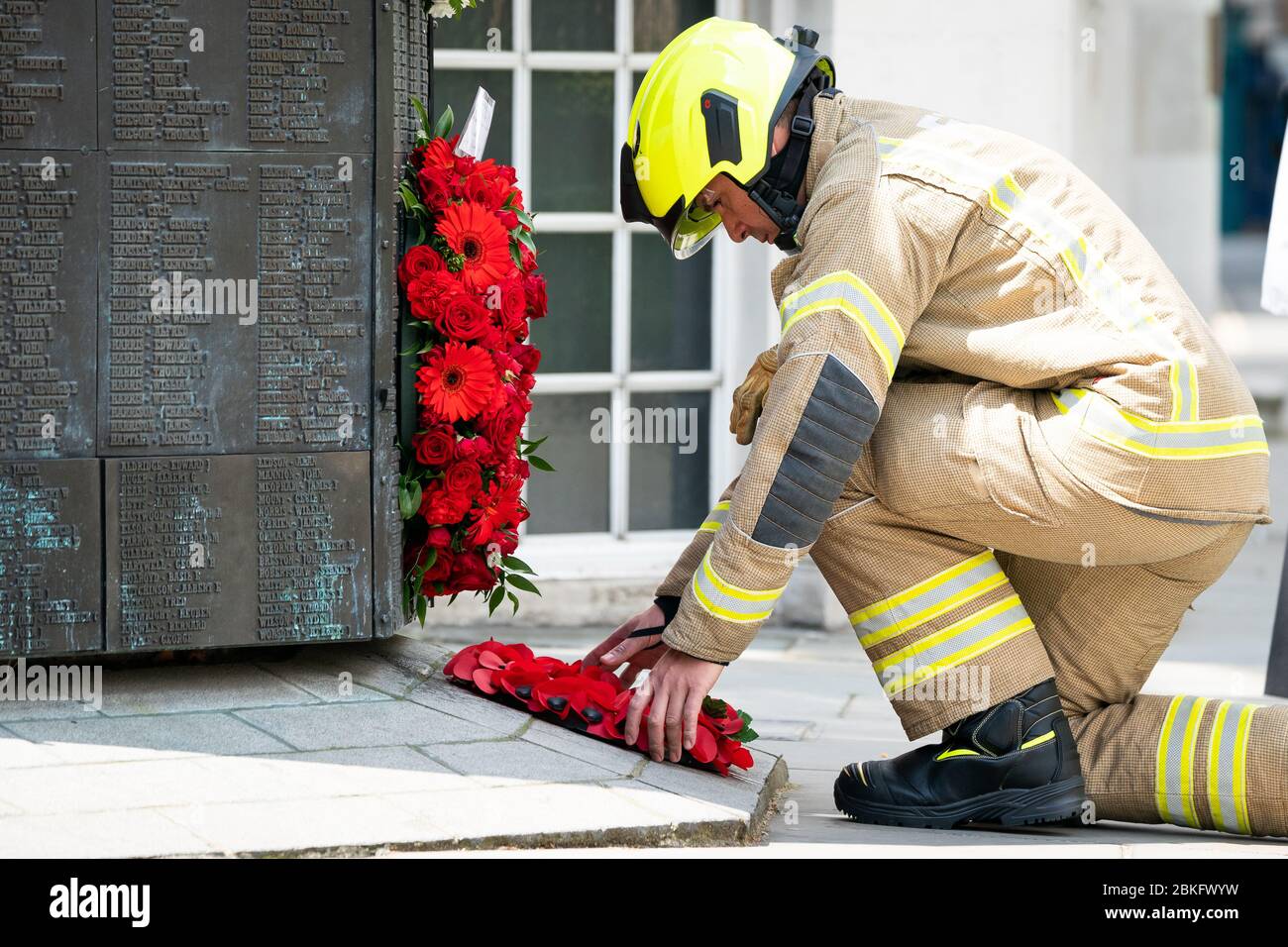 Le sous-officier Dan O'Brien dépose une couronne au National Firefighterss' Memorial à St Pauls, Londres, en mémoire des pompiers qui ont perdu la vie dans la ligne de service. Banque D'Images