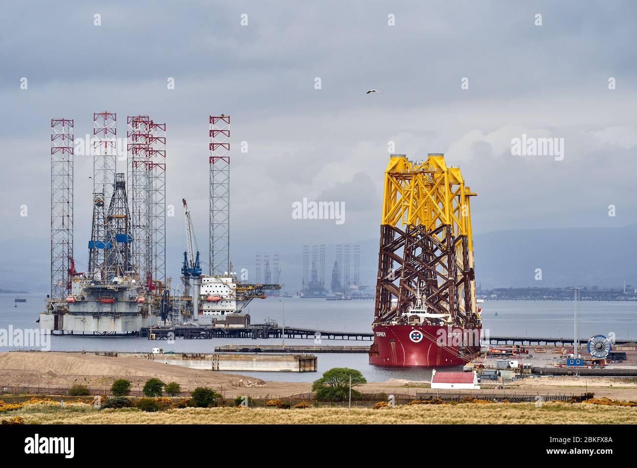 Global Energy Group, Nigg Energy Park, Highlands, Royaume-Uni. 3 mai 2020. ROYAUME-UNI. C'est le MV Osprey chargé de ses 8 premiers vestes offshore Windfarm sur plus de 100 à être déployés à Moray East Offshore Windfarm. Ils devaient être déployés par le navire construit avec Crane, MV Orion, appartenant à Deme Group. Cependant, alors qu'à Rostock Allemagne et en cours d'essai ont subi de graves dommages lorsqu'il s'est effondré. Crédit: JASPERIMAGE/Alay Live News Banque D'Images