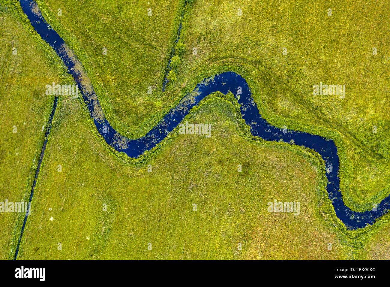 Vue aérienne en haut de la basse-terre sinueuse Koningsdiep près de Beetsterzwaag aux Pays-Bas Banque D'Images