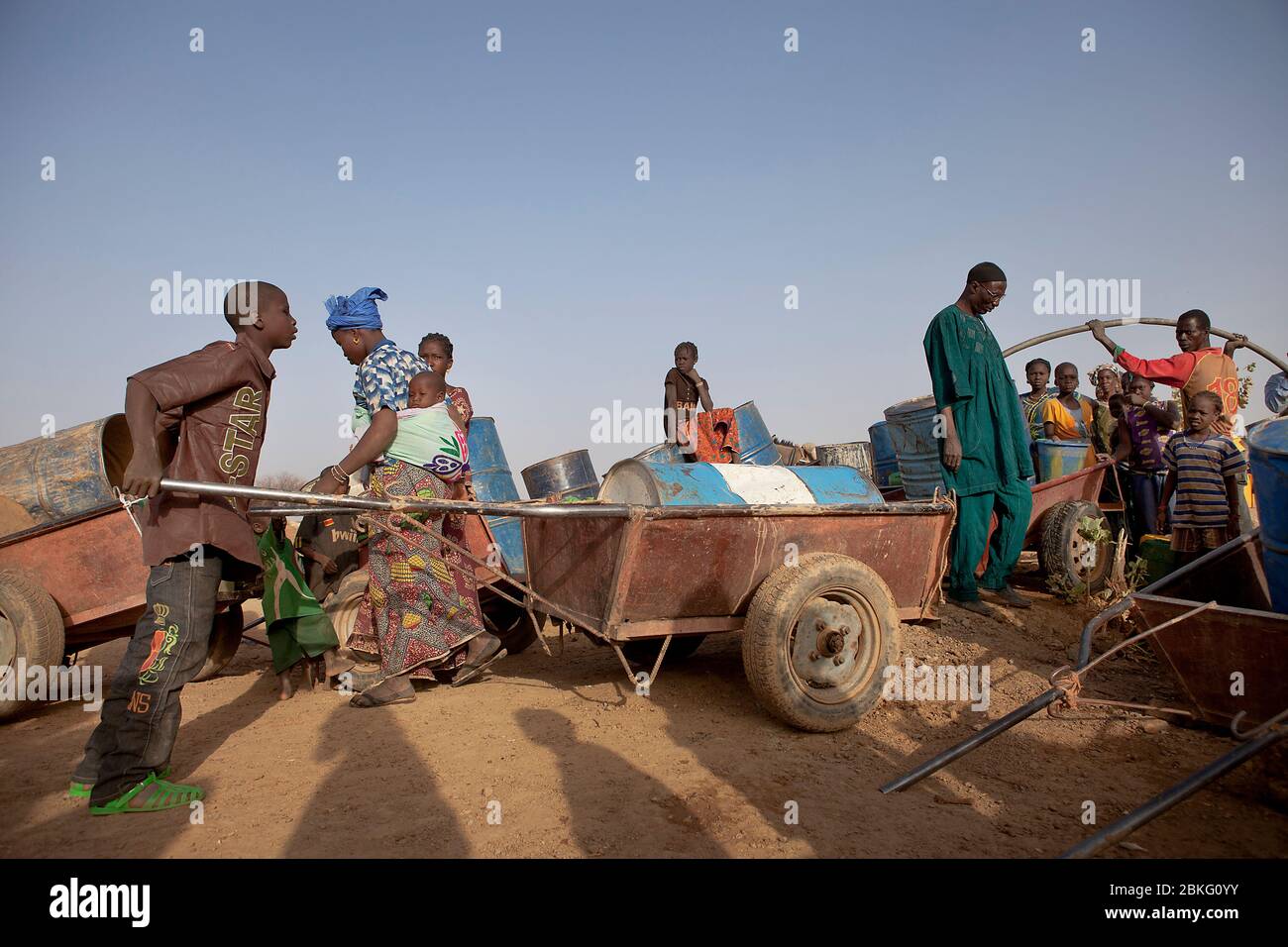 Collecte de l'eau, Burkina Faso, Afrique Banque D'Images