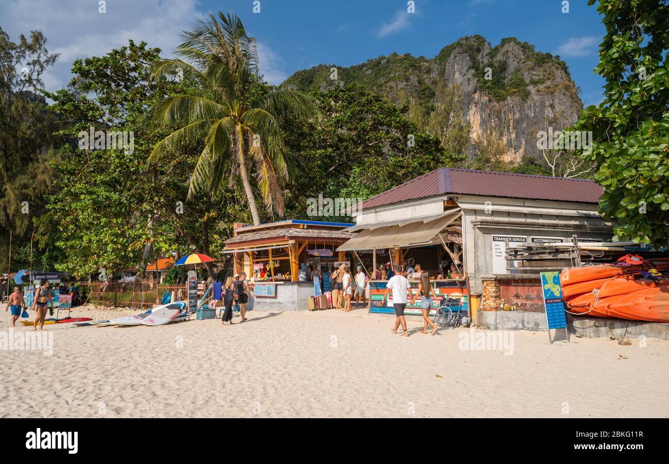Magasin local sur la plage de Railay à Railay, Ao Nang, province de Krabi, Thaïlande, Asie du Sud-est, Asie Banque D'Images