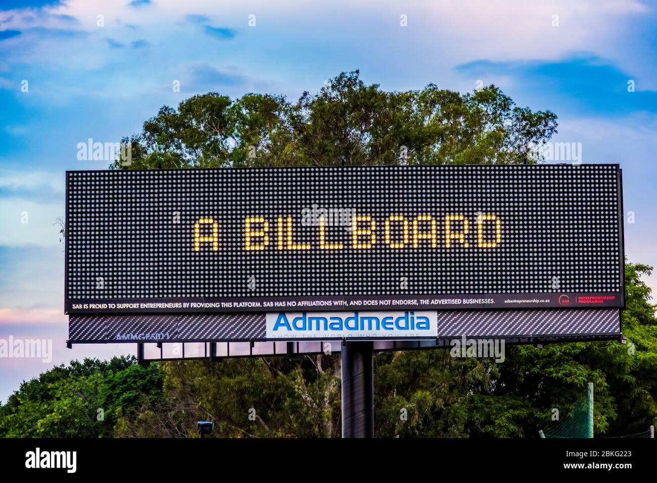 Johannesburg, Afrique du Sud - 14 novembre 2017: Grand panneau d'affichage LED en bordure de route affichant un message pour les entreprises Banque D'Images