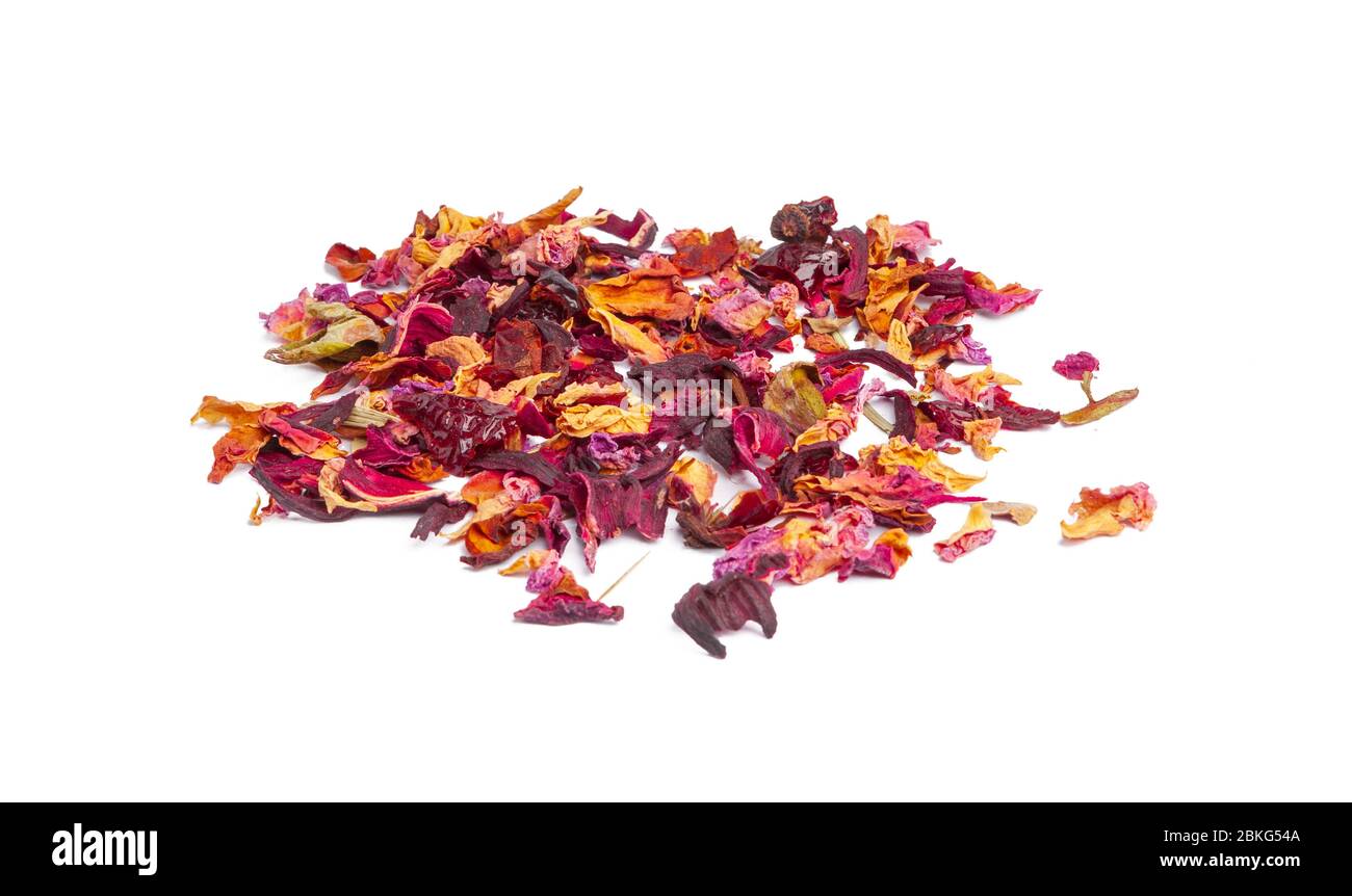 thé aux fruits confits et pétales de rose sur fond blanc Banque D'Images