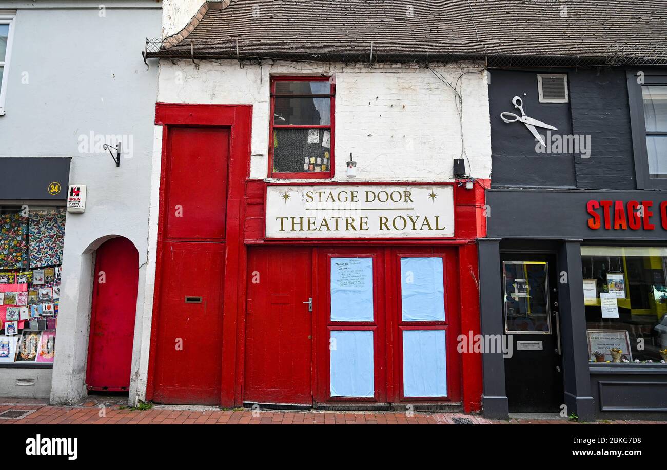 Brighton Royaume-Uni 4 mai 2020 - la porte de la scène Theatre Royal à Brighton pendant le verrouillage de la crise pandémique Coronavirus COVID-19 . Le gouvernement devrait commencer à assouplir certaines des mesures de maintien et faire revenir les entreprises au travail la semaine prochaine . Crédit: Simon Dack / Alay Live News Banque D'Images