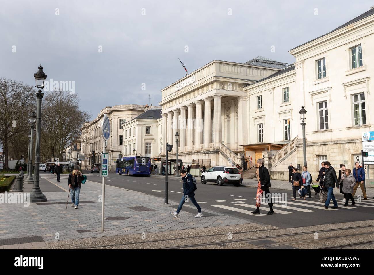 Tours, France - 8 février 2020: Les gens marchant devant le Palais de Justice (Cour de Justice) un jour d'hiver dans le centre-ville Banque D'Images