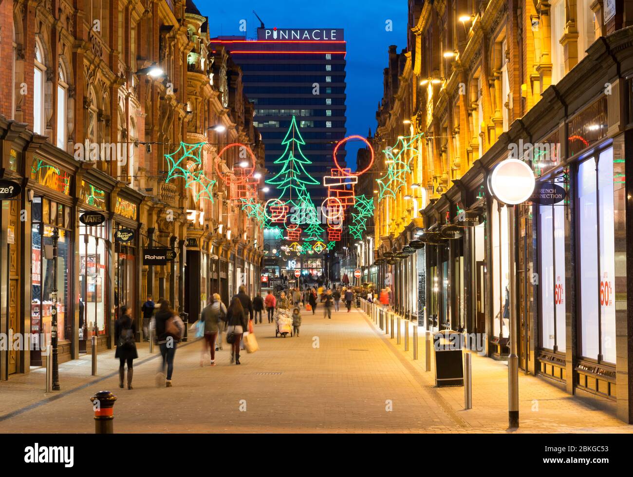 Décorations de Noël et shopping dans la rue King Edward, au centre de la ville de Leeds, West Yorkshire Banque D'Images