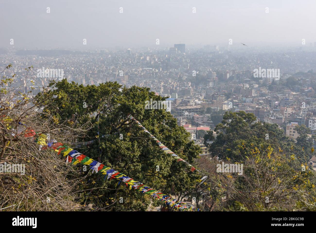 Paysage urbain de la ville de Katmandou depuis la colline du temple de Swayambhunath Banque D'Images