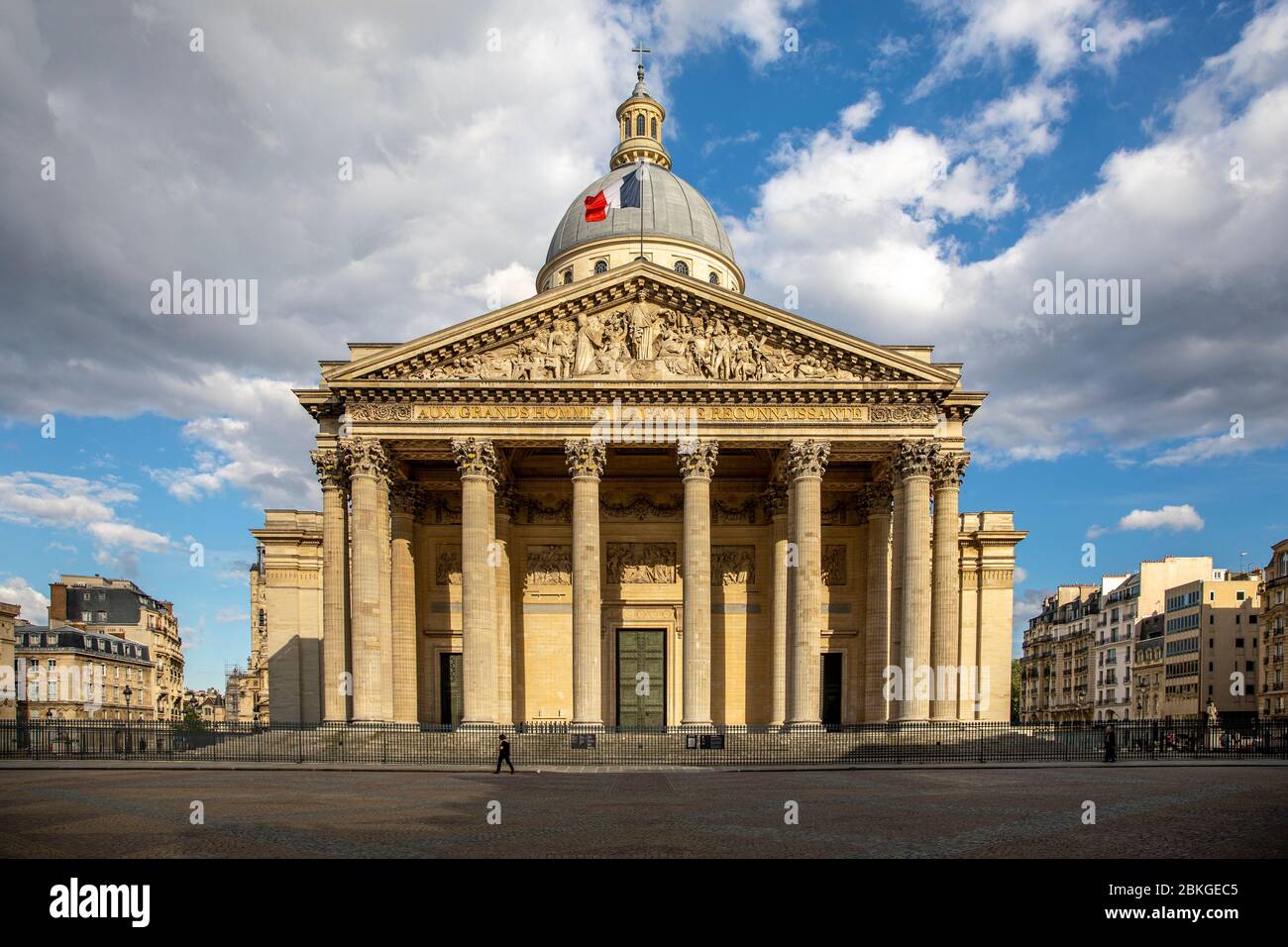 Paris, France - 17 avril 2020 : 32ème jour de confinement à cause de Covid-19 devant le Panthéon à Paris. Les rues sont vides Banque D'Images