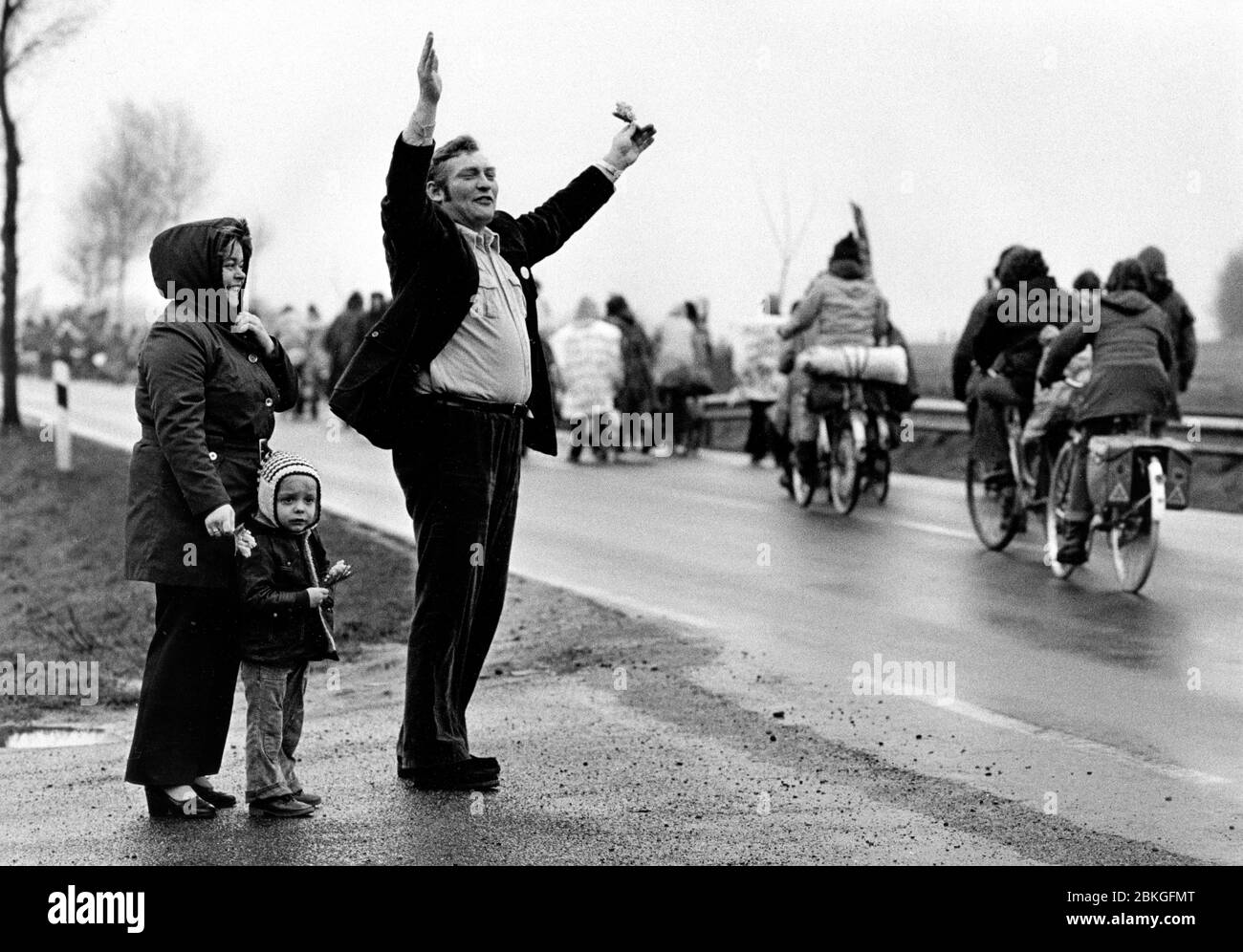 Gorleben, 25.-31.3.1979: Gorleben-Treck 1979, Demonstration gegen die Nutzung der Kernergie, die sich gegen geplante Kernergieanlagen bei Gorleben im Landkreis Lüchow-Dannrichenberg htete. Der Treck von Bauern, Studenten und Atomkraftgegnern begann am 25. März 1979 im Wendland und endete als Abschluskundgebung am 31. März 1979 à Hanovre mit etwa 100.000 Teilnehmern --- Gorleben, Basse-Saxe, Allemagne. 25 au 31 mars 1979 - randonnée antinucléaire de Gorleben à Hanovre/Allemagne Banque D'Images