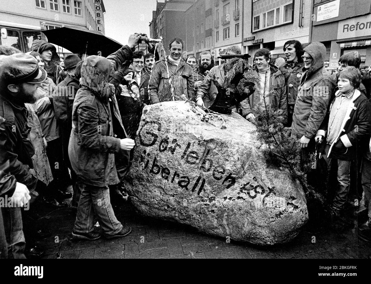 Gorleben, 25.-31.3.1979: Gorleben-Treck 1979, Demonstration gegen die Nutzung der Kernergie, die sich gegen geplante Kernergieanlagen bei Gorleben im Landkreis Lüchow-Dannrichenberg htete. Der Treck von Bauern, Studenten und Atomkraftgegnern begann am 25. März 1979 im Wendland und endete als Abschluskundgebung am 31. März 1979 à Hanovre mit etwa 100.000 Teilnehmern --- Gorleben, Basse-Saxe, Allemagne. 25 au 31 mars 1979 - randonnée antinucléaire de Gorleben à Hanovre/Allemagne Banque D'Images