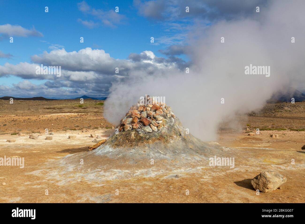 Un tas de pierre sur un évent de vapeur dans la zone géothermique de Námafjall, (également appelée Hverir), en Islande. Banque D'Images