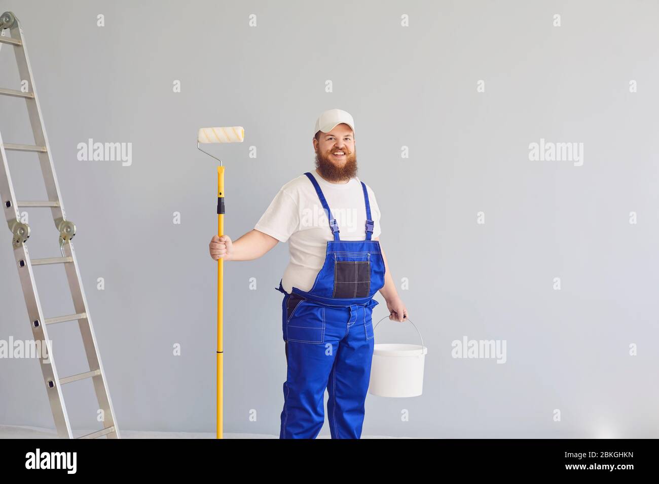 Peinture De Peintre Drole De Peintre Masculin Avec Un Skateur A Roulettes Debout Peintures En Arriere Plan Photo Stock Alamy