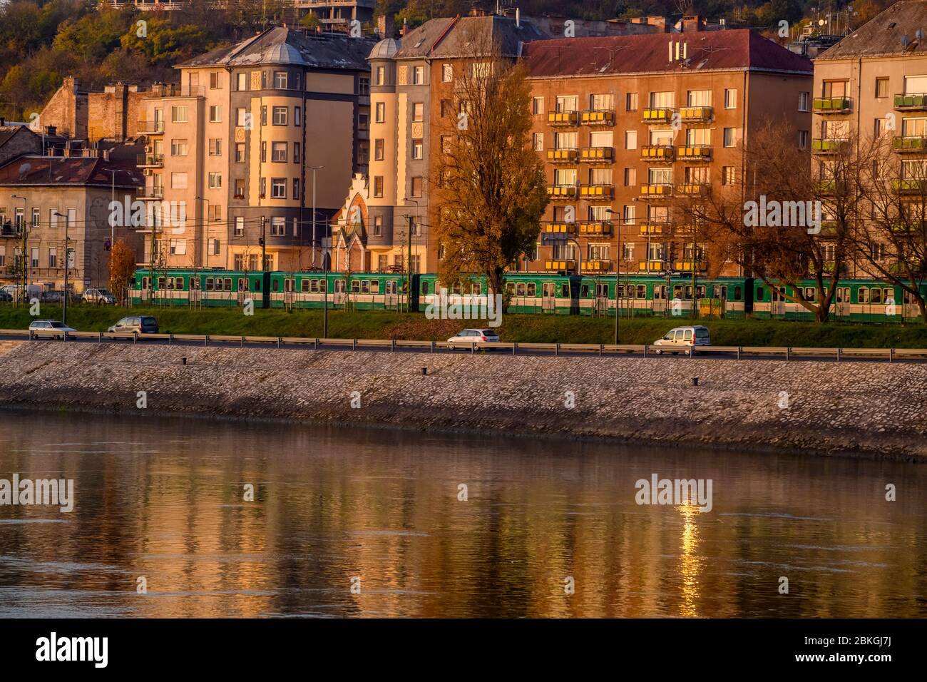 Immeubles d'appartements le long du Danube, Budapest, Hongrie centrale, Hongrie Banque D'Images