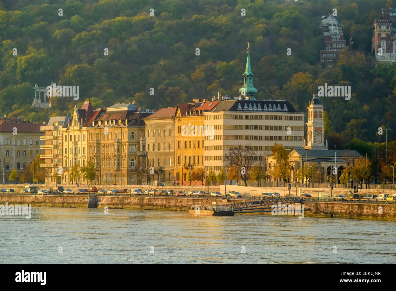 Immeubles d'appartements le long du Danube (côté Buda), Budapest, Hongrie centrale, Hongrie Banque D'Images