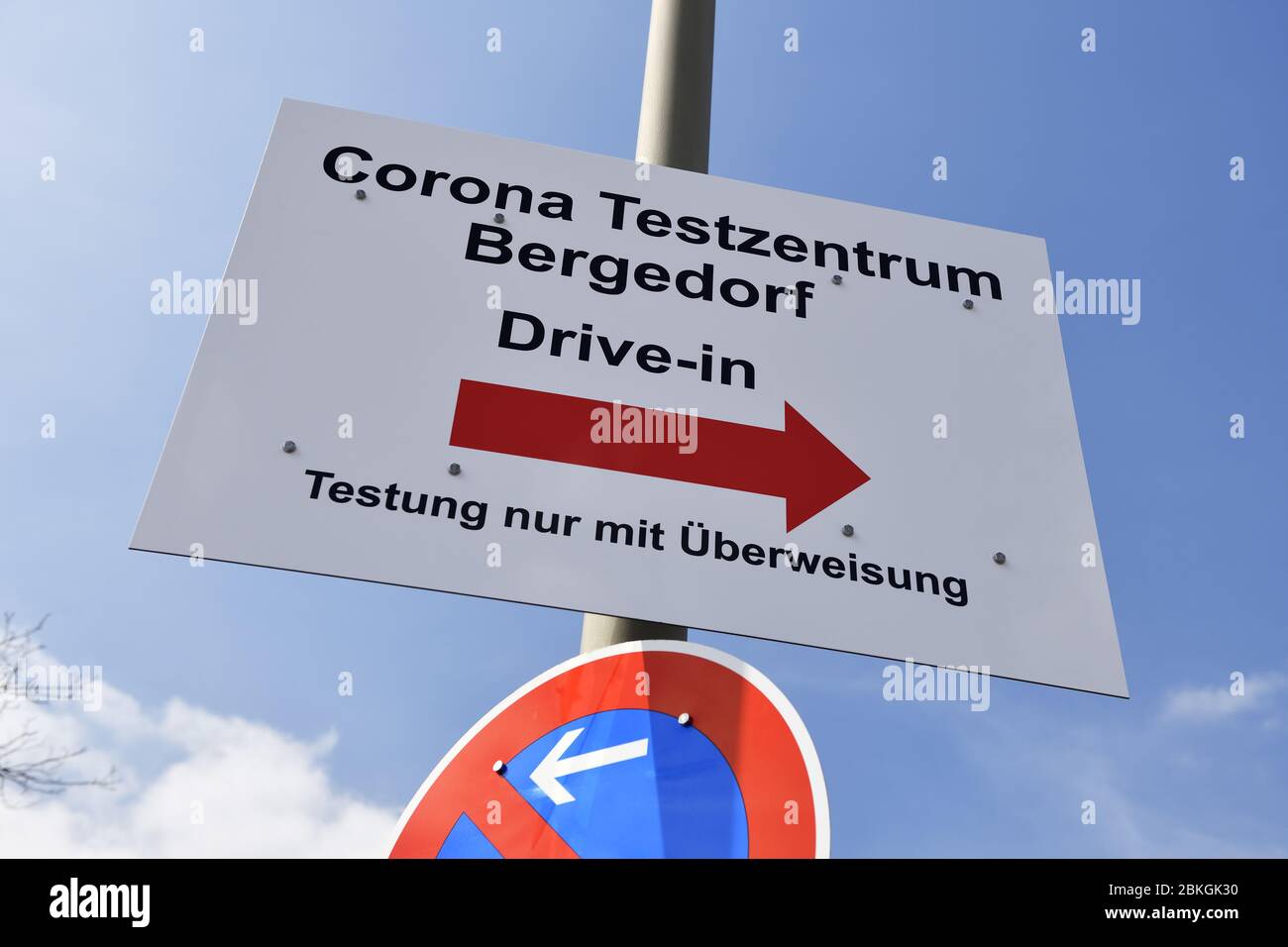Guide du Corona Test Centre Bergedorf à Hambourg, Allemagne, Europe / Wegweiser zum Corona Testzentrum Bergedorf à Hambourg, Allemagne, Allemagne, Europa Banque D'Images