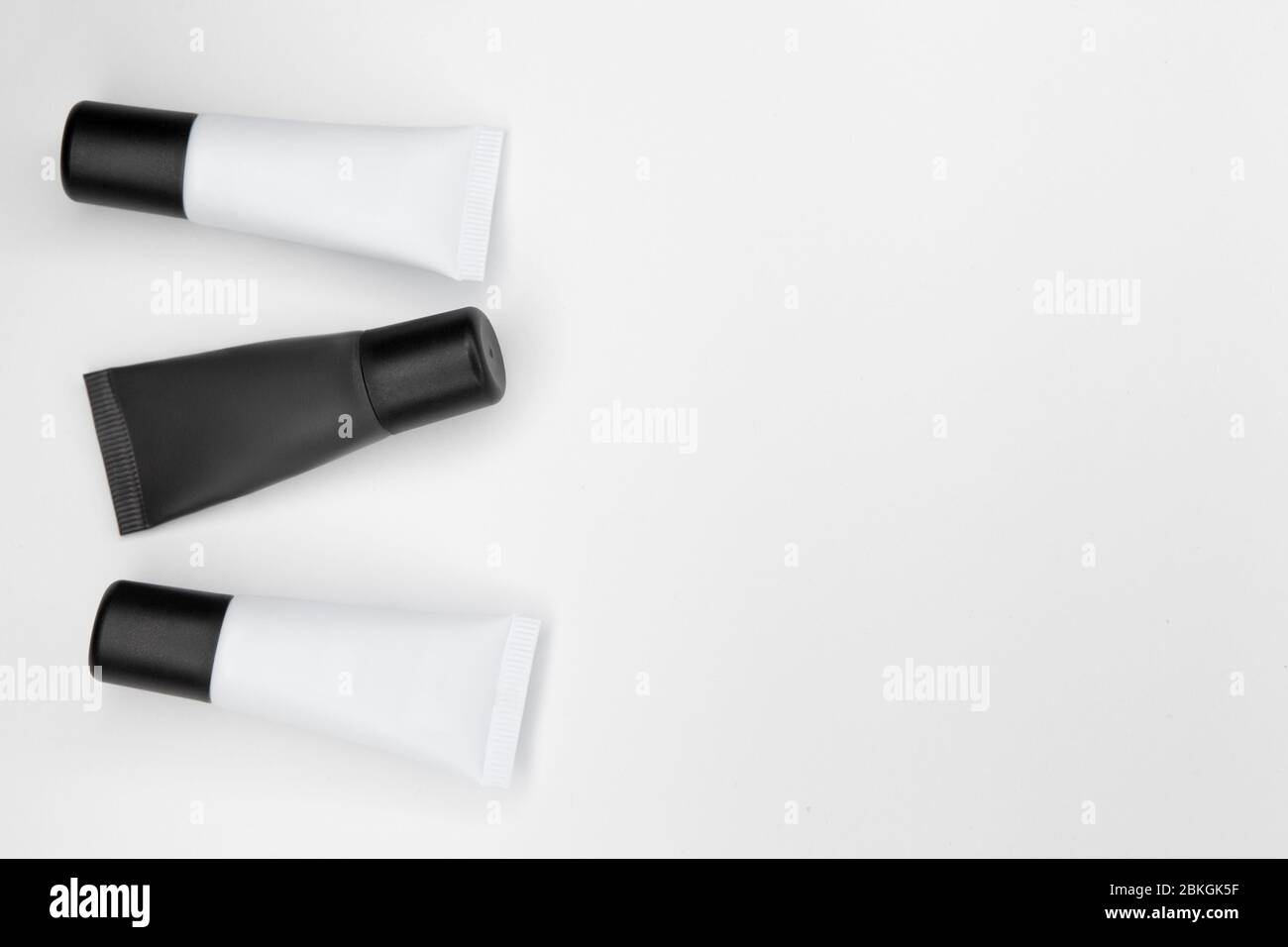 Tubes à cosmétiques sur fond blanc. Banque D'Images
