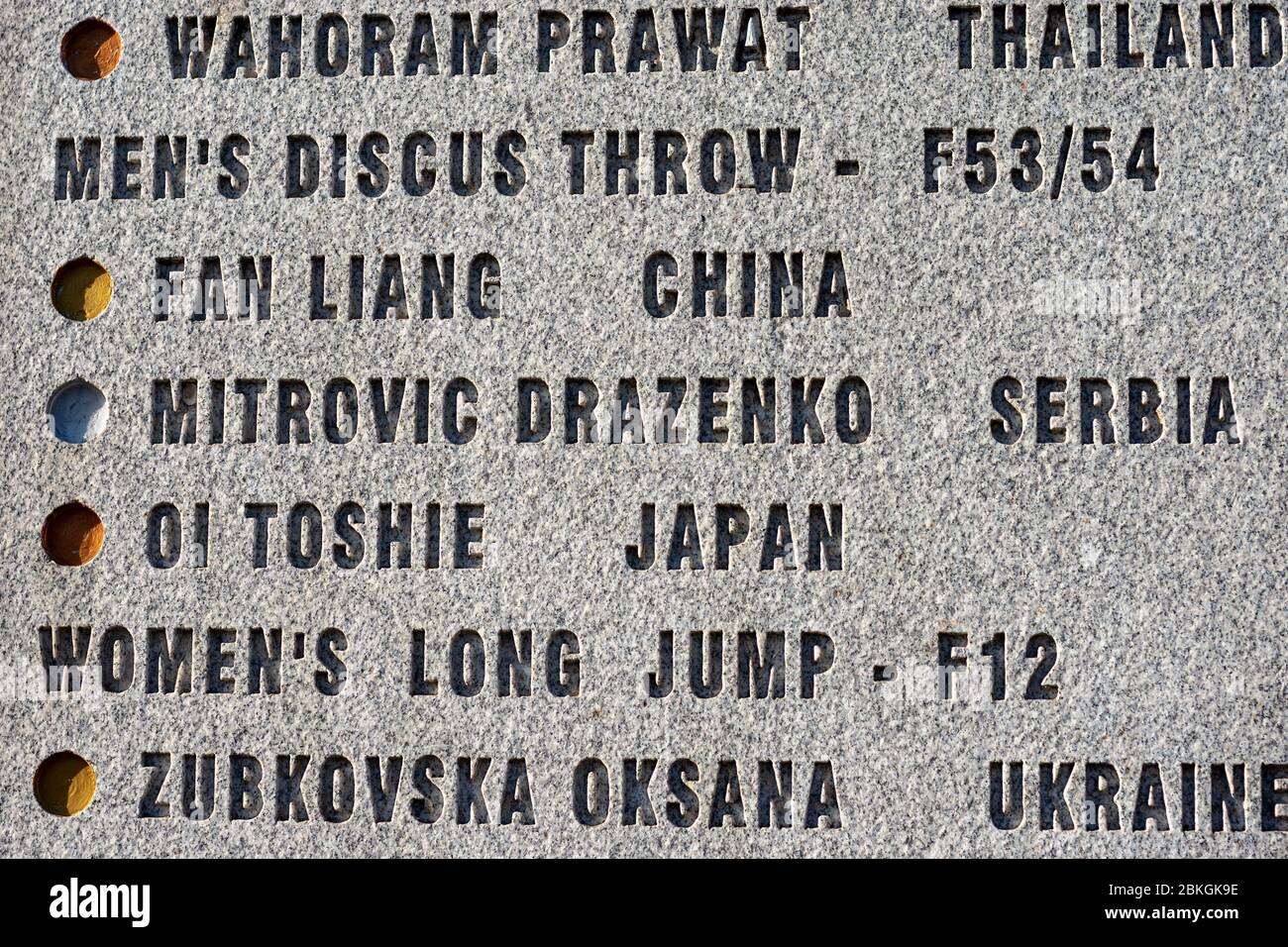 Beijing / Chine - 20 février 2016 : noms des médaillés des Jeux paralympiques d'été de 2008 à Beijing gravés sur un mur dans le Parc vert olympique de Beijing, Chi Banque D'Images