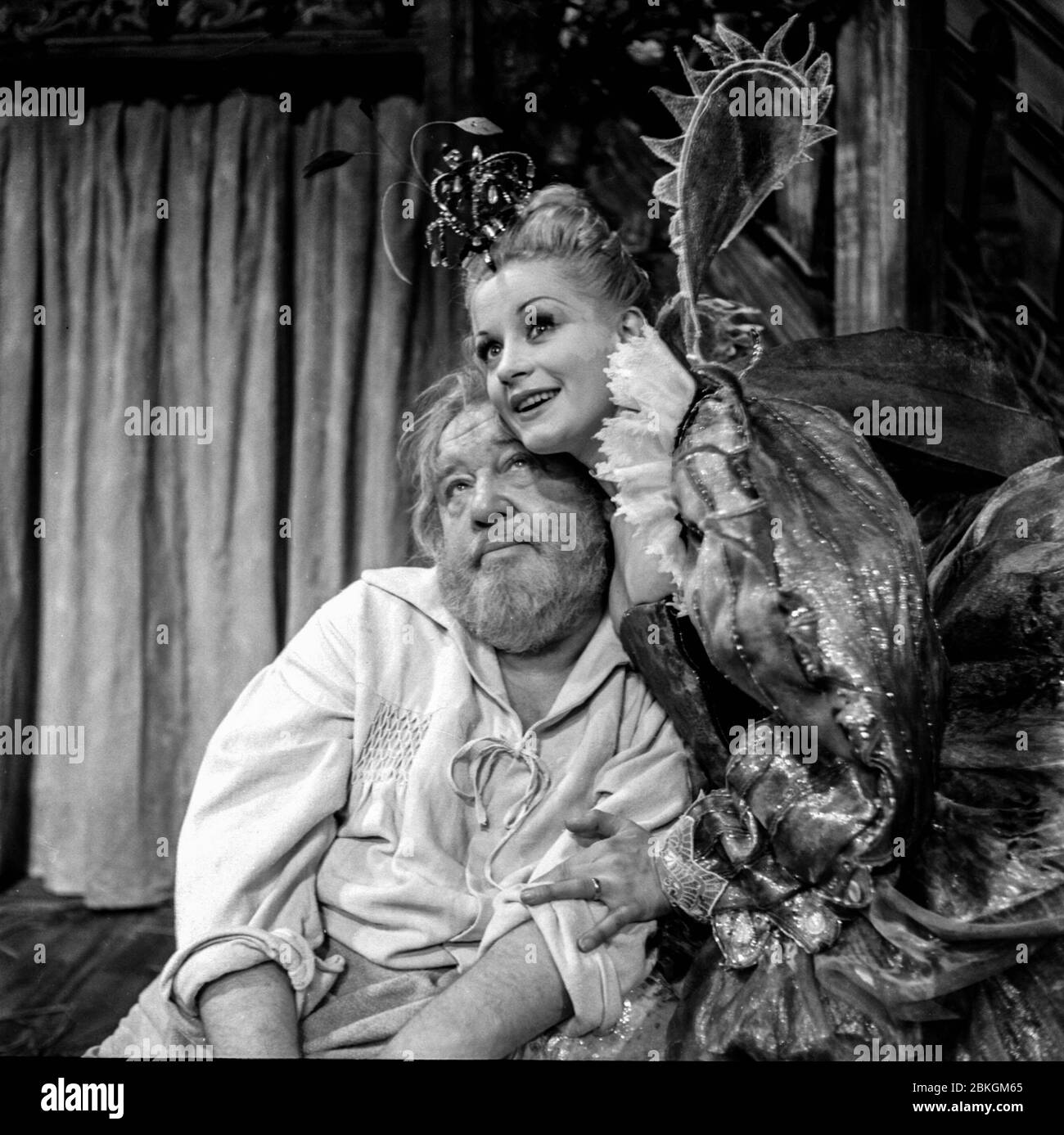 L'acteur hollywoodien Charles Laughton en bas sur scène avec l'actrice Mary Ure dans la production de Peter Hall du Midsummer Night's Dream de Shakespeare dans les années 1950 Banque D'Images