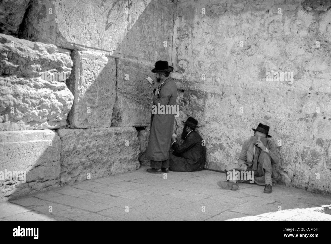 Trois hommes juifs prient au mur occidental de Jérusalem au début des années 1930 Banque D'Images