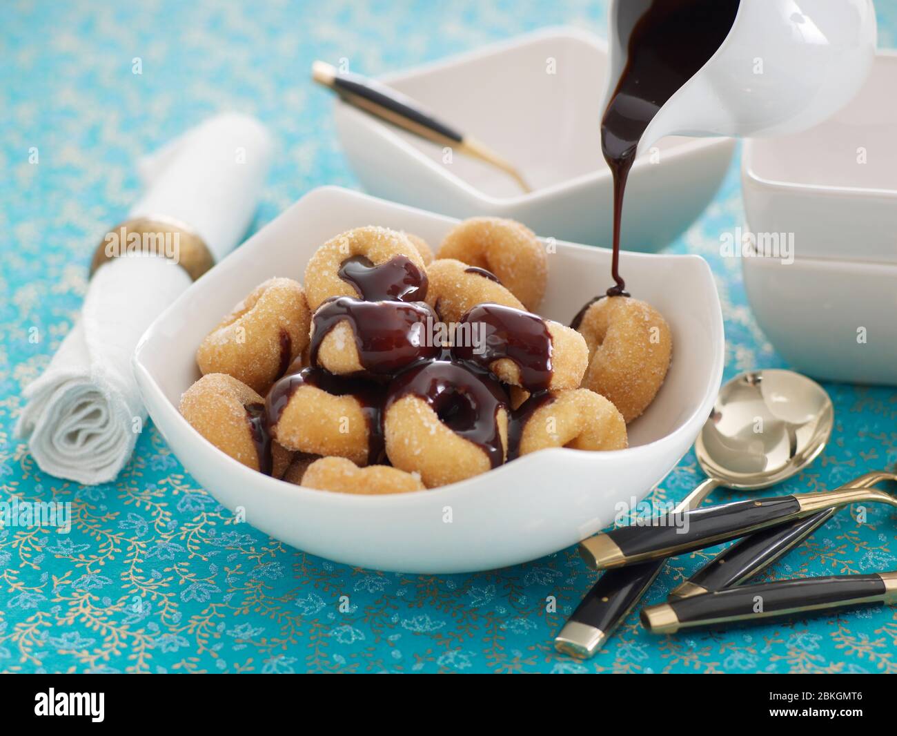 mini beignets dans la sauce au chocolat Banque D'Images