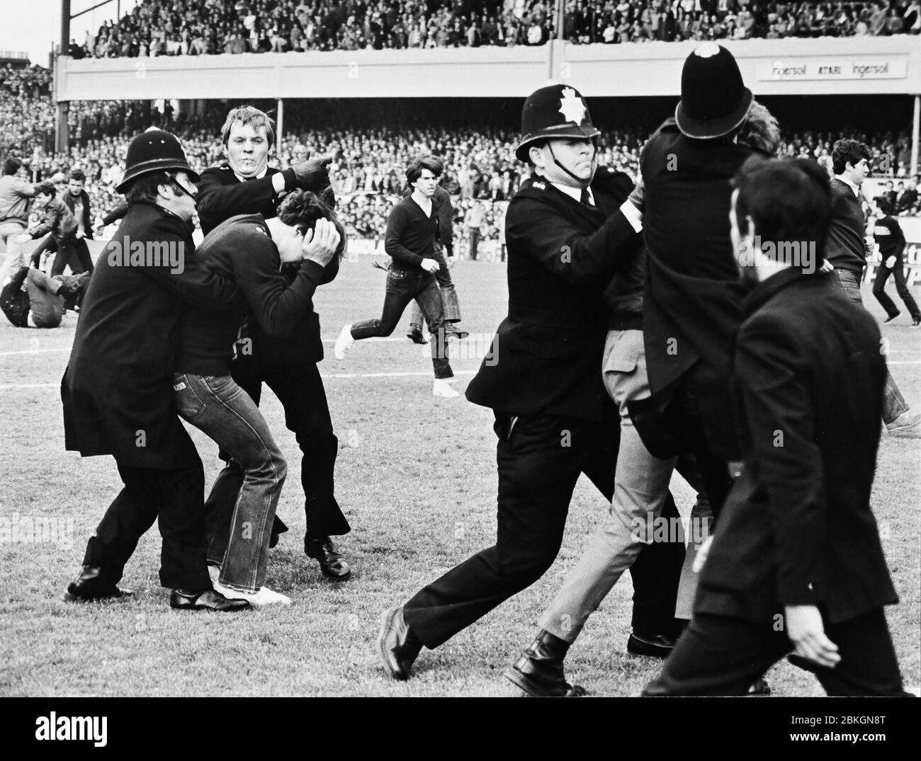 Les fans de football se sont affronts avec la police après le match Arsenal / Aston Villa en mai 1981, lorsque Villa a remporté le titre de première division Banque D'Images