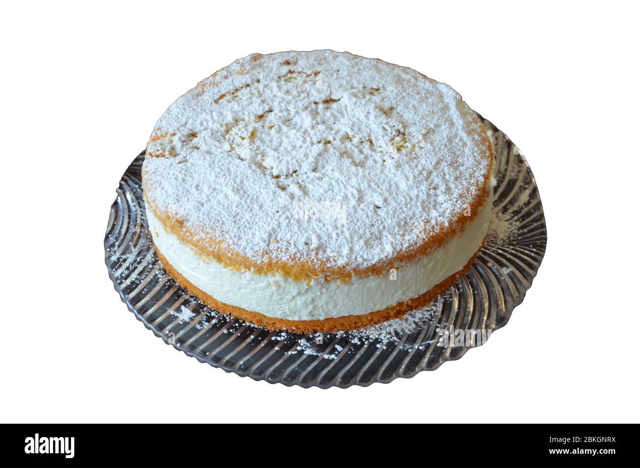 Gateau Au Fromage A La Creme Maison Avec Des Morceaux De Mandarines Sucre En Poudre Sur Le Dessus Pate A Gateau De Savoie Une Assiette En Verre Isole Specialite Allemande Et Autrichienne