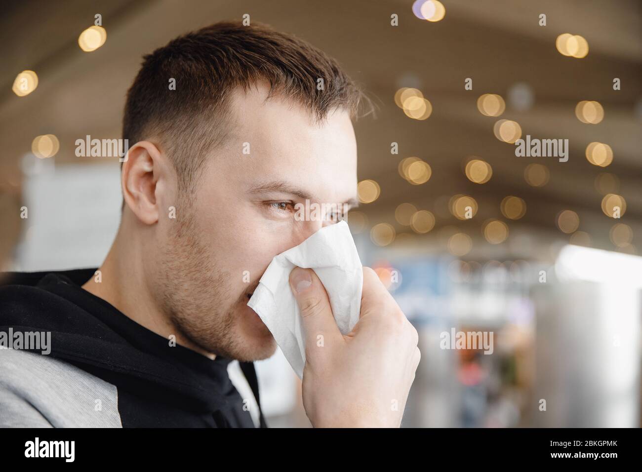 L'homme souffle sur le foulard et la toux, élimine le mucus. Concept grippe, froid en hiver. Banque D'Images