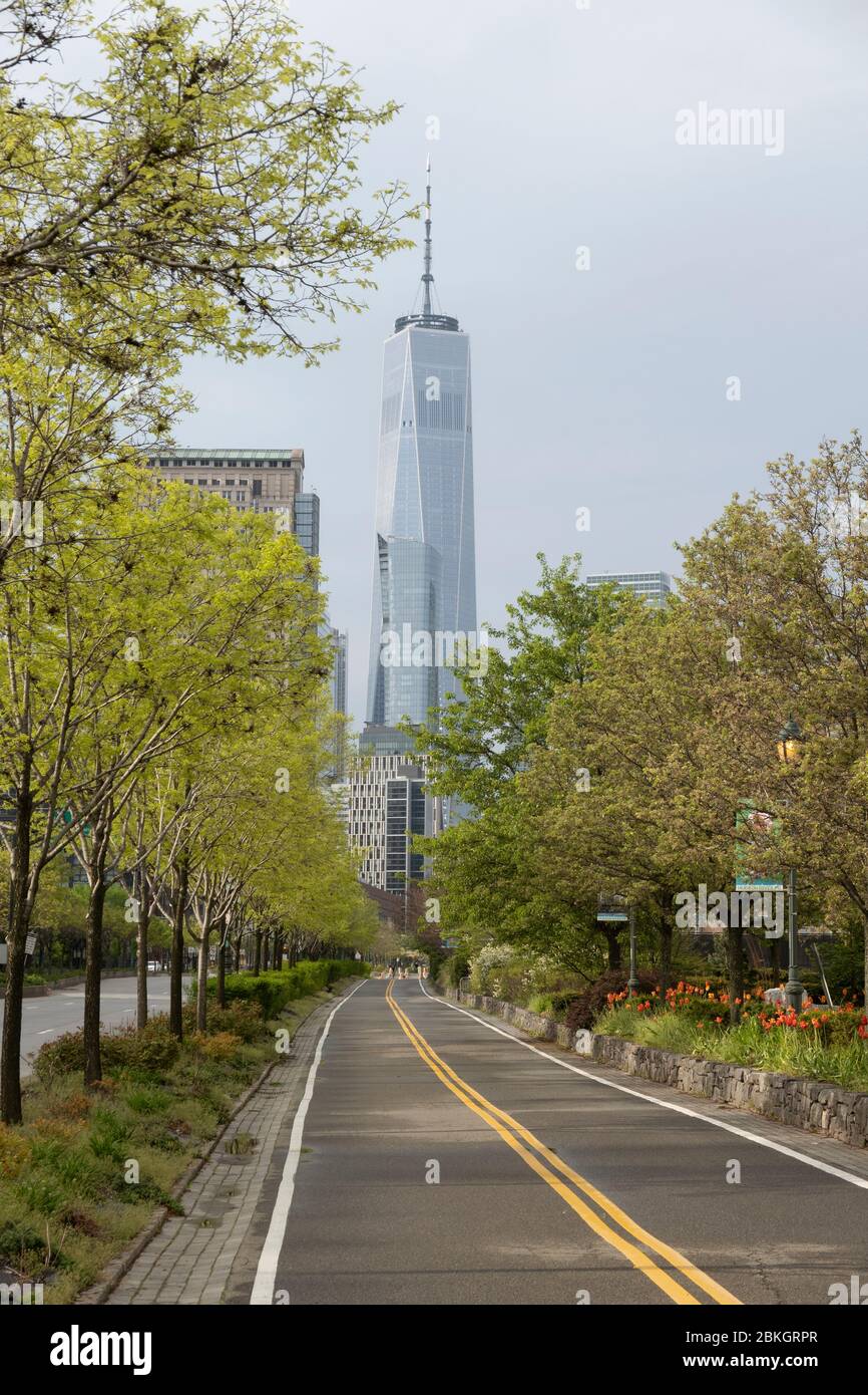 New York, États-Unis, mai 2020, chemin du cycle le long de la rivière Hudson, le parc de la rivière Hudson se dirigeant vers la tour Freedom pendant le verrouillage du Coronavirus. Banque D'Images