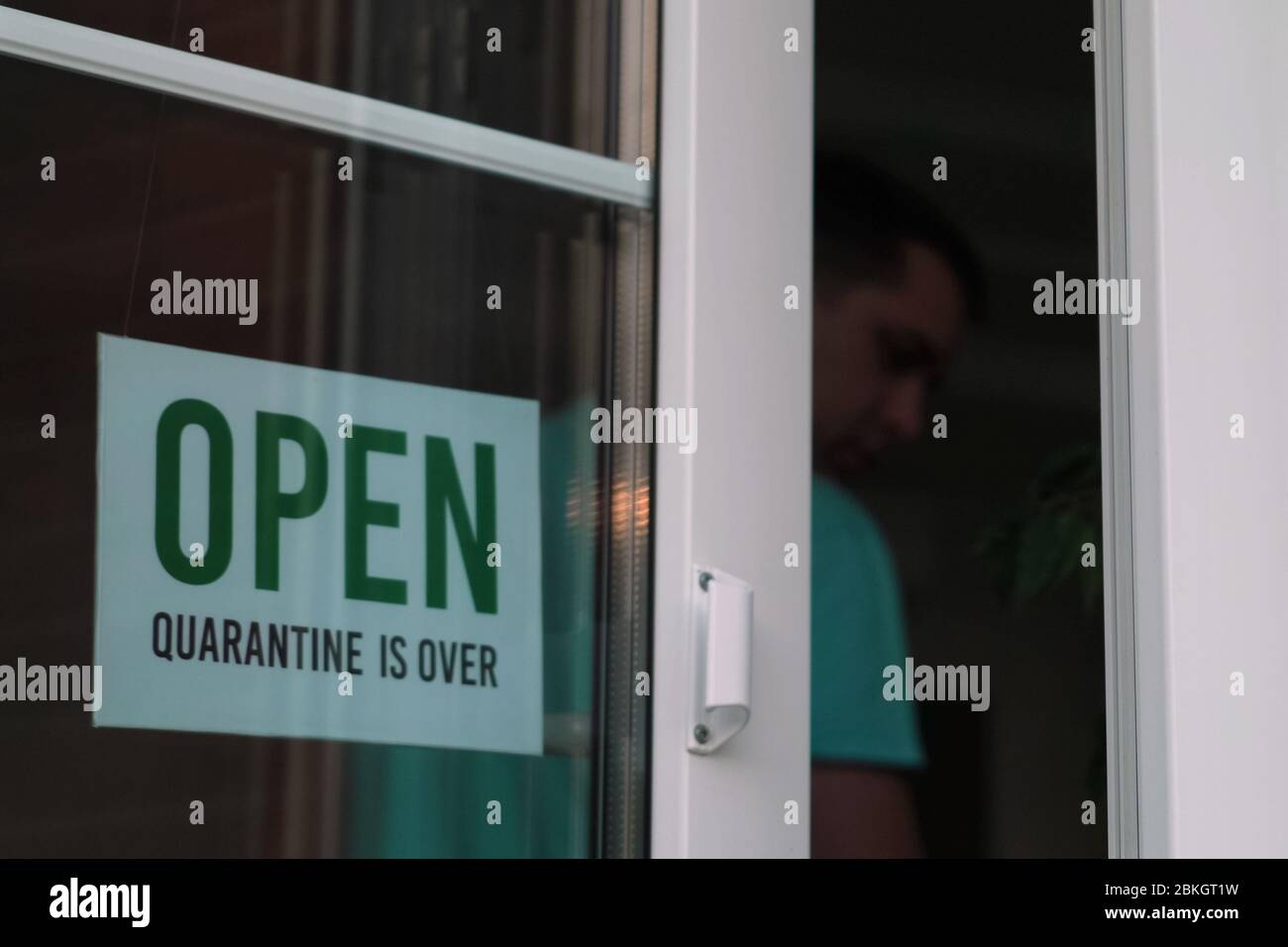 Le gros plan change la plaque de FERMÉE À OUVERTE Banque D'Images