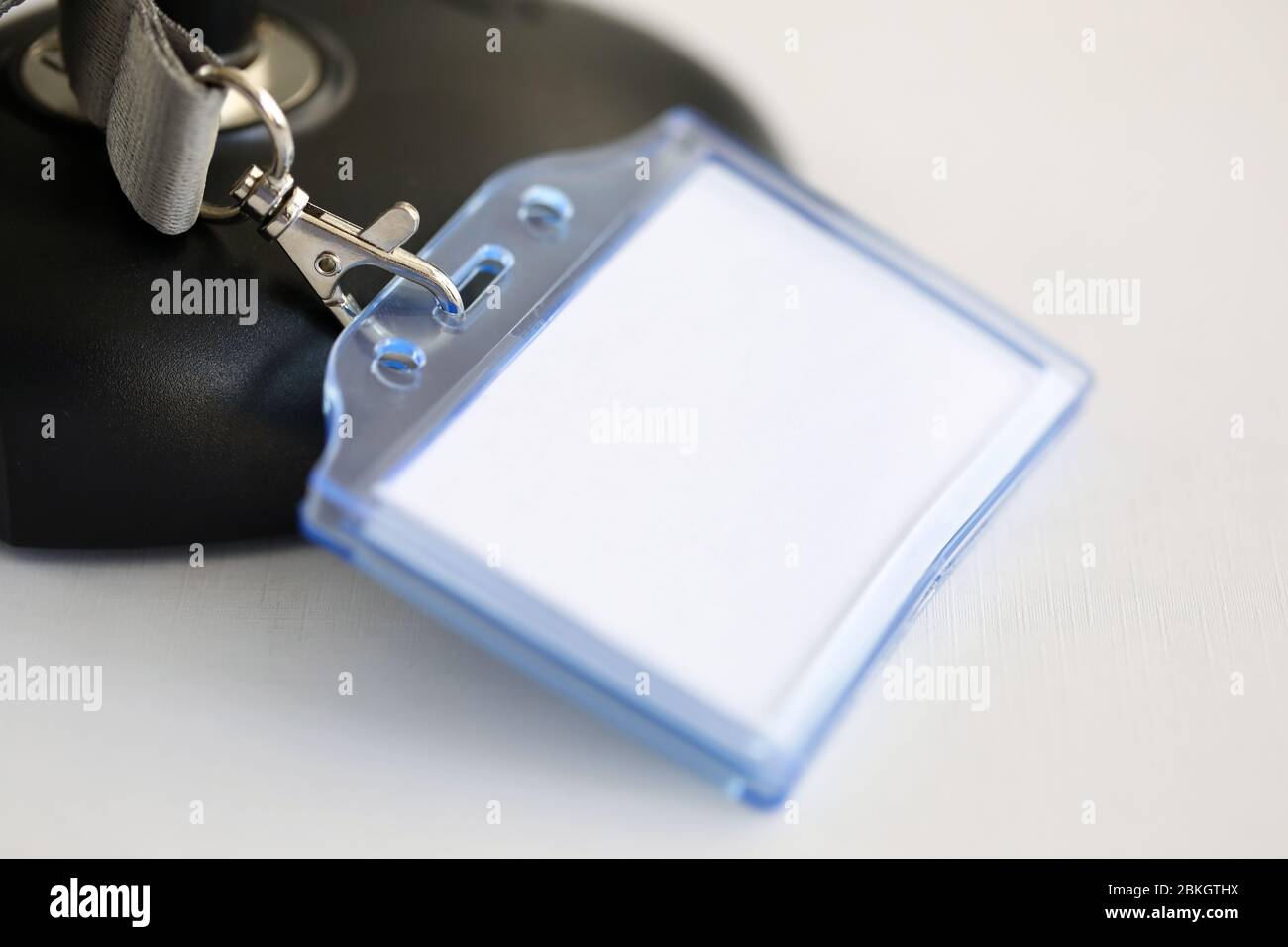 Sur la table se trouve une plaque de badge en plastique, un badge vide Banque D'Images