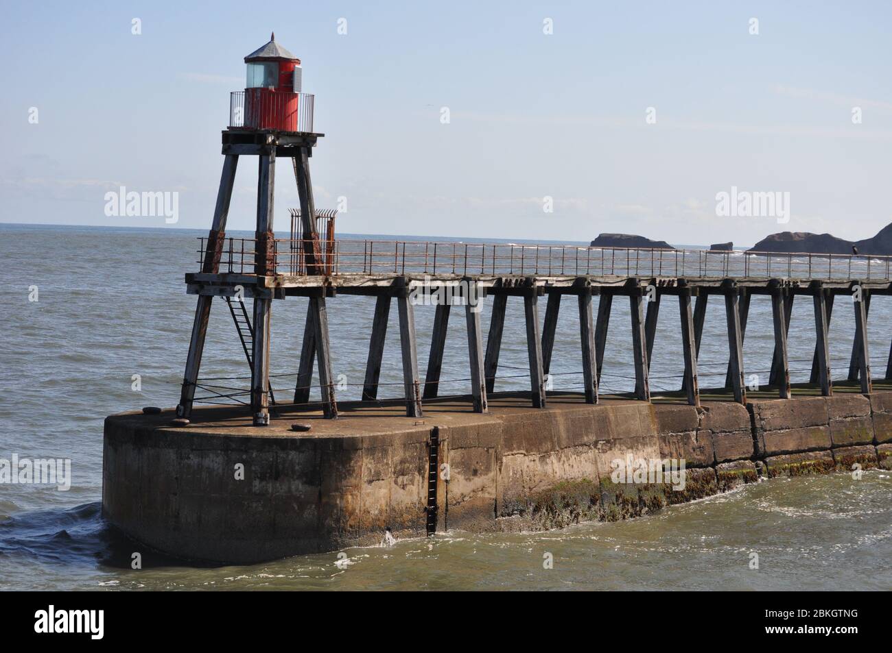 West Pier à Whitby, dans le Yorkshire. Maison à l'abbaye de Whitby et le célèbre marché aux poissons, c'est aussi là que le capitaine Cook a appris la matelerie Banque D'Images