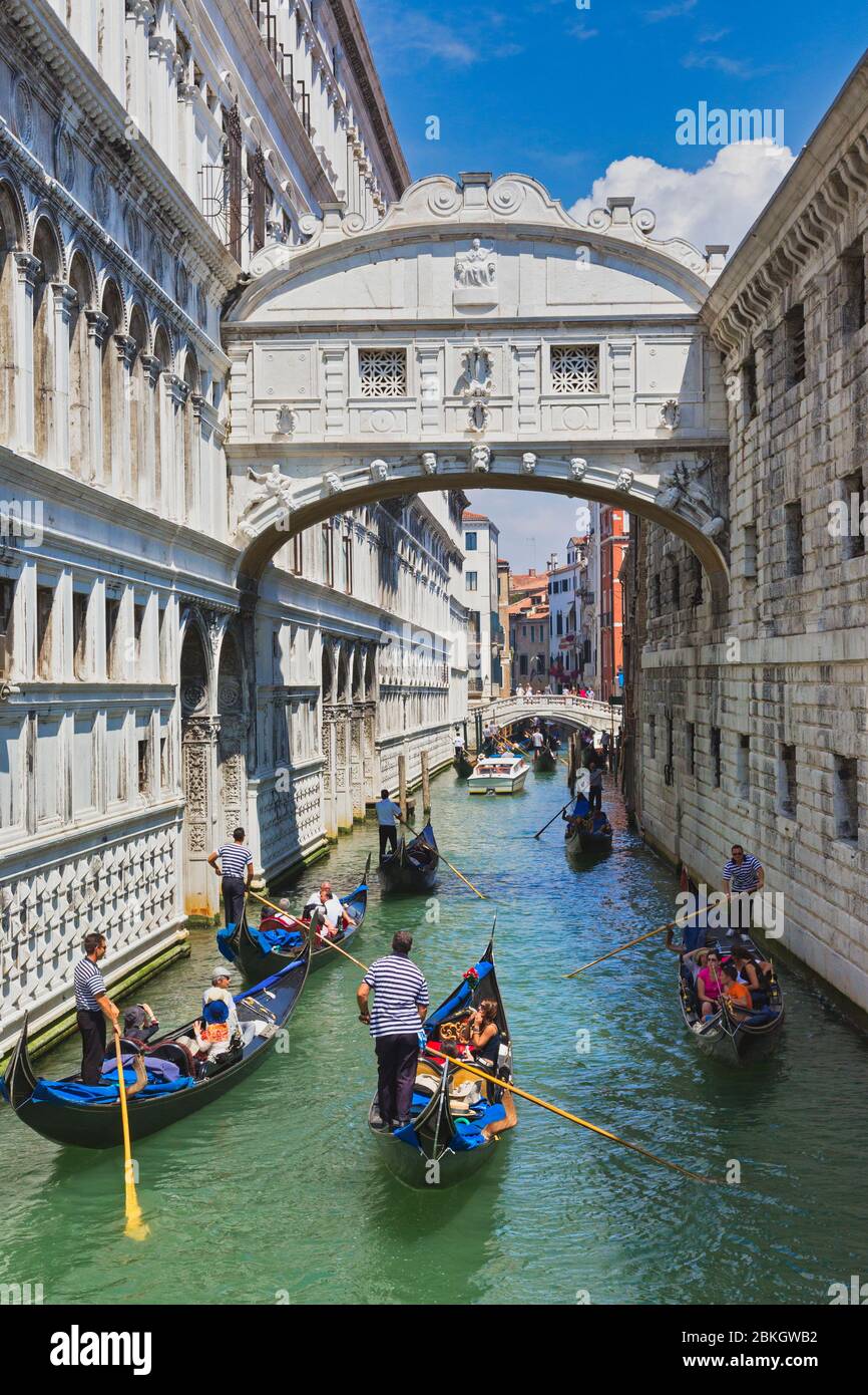 Venise, Venise, Vénétie, Italie. Le pont des Soupirs au-dessus du Rio di Palazzo, également connu sous le nom de Rio della Paglia. Venise est un monde UNESCO il Banque D'Images