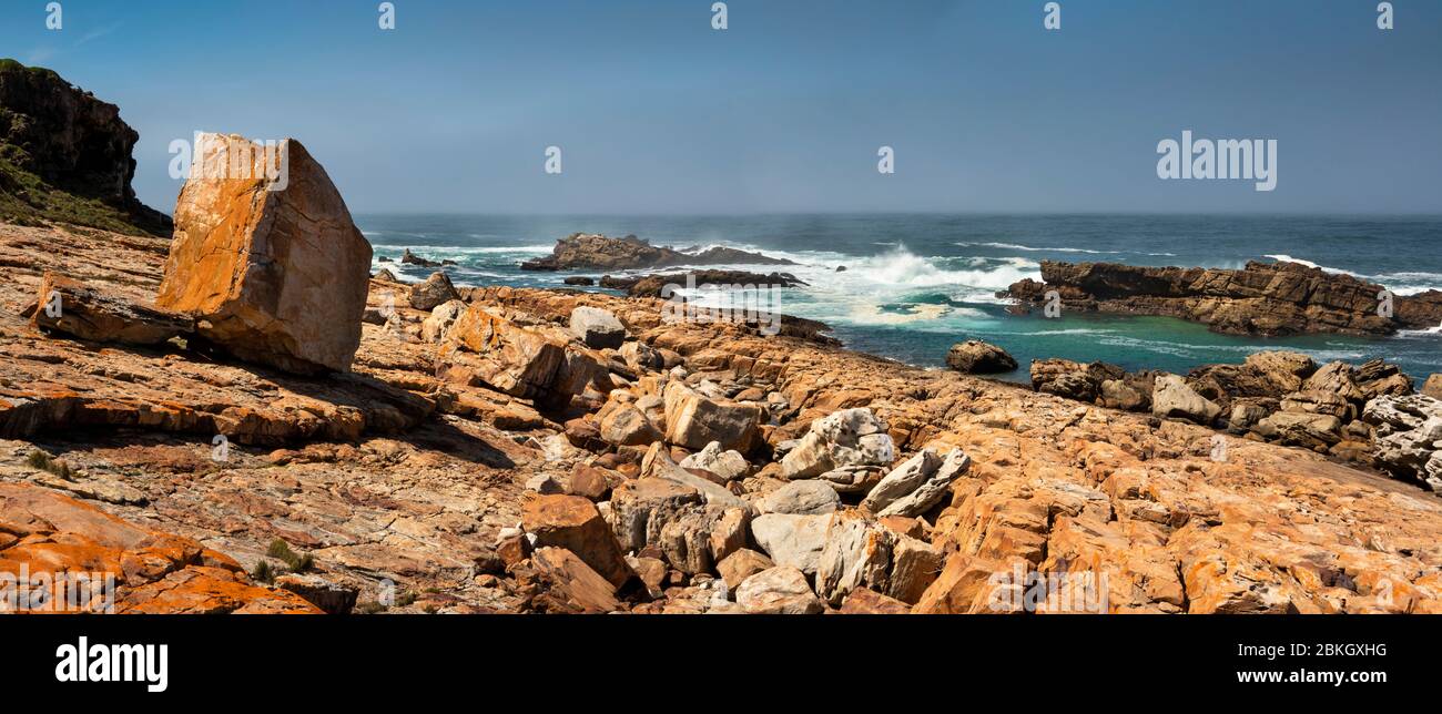 Afrique du Sud, Cap occidental, baie de Plettenberg, réserve naturelle de Robberg, littoral rocheux avec vagues qui s'écrasent derrière, panoramique Banque D'Images