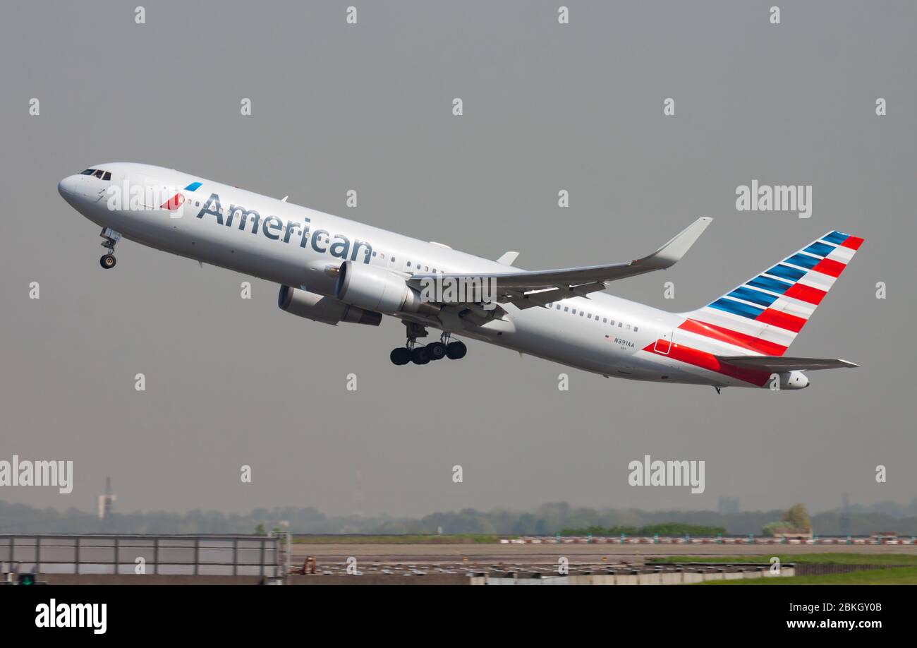 Paris / France - 24 avril 2015 : départ de l'avion passager Boeing 767-300 N391AA d'American Airlines et décollage à l'aéroport Paris Charles de Gaulle Banque D'Images